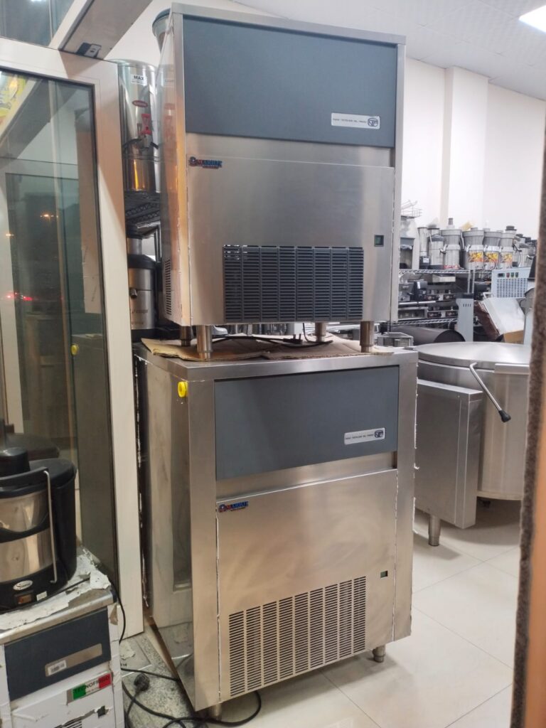 Commercial ice cubes & ice flakers machines